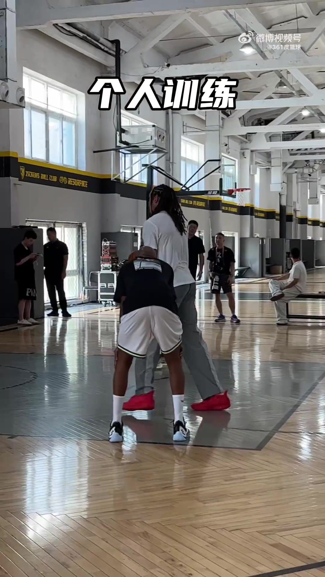 im电竞-阿隆戈登的硬汉之道：训练与宠粉并行，大连站精彩集锦呈现