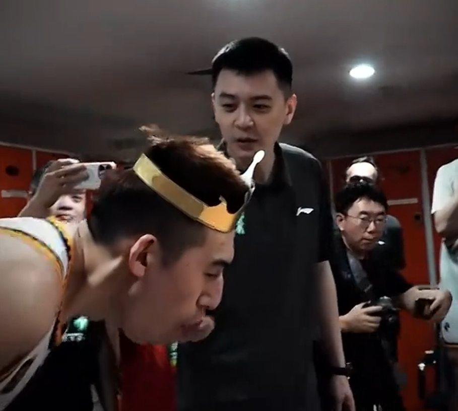 im电竞APP下载-辽宁给付豪庆生！杨鸣暖心，俞泽辰摁头暴扣，其余各将抹蛋糕！