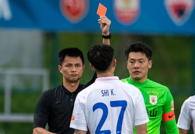 im电竞官网-泰山后卫连续染红 遭近4年最大比分惨败卫冕难了？